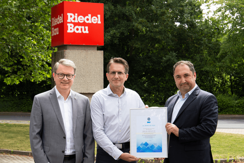 Übergabe Zertifizierungsurkunde Firmengruppe Riedel Bau AG